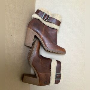 NICE LEATHER HEELED BOOTS.